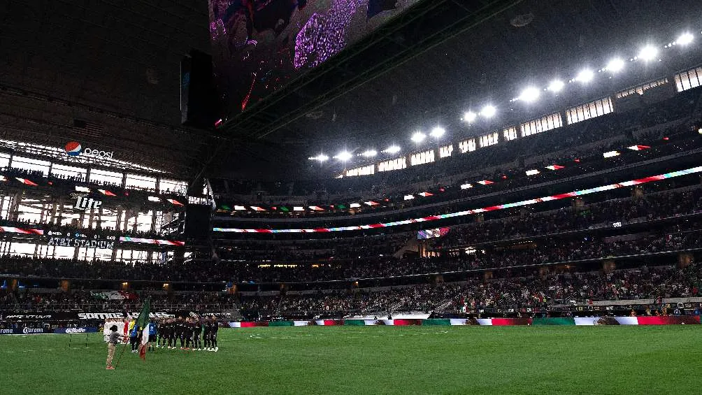 Selección Mexicana jugando partido amistoso en el AT&amp;T Stadium