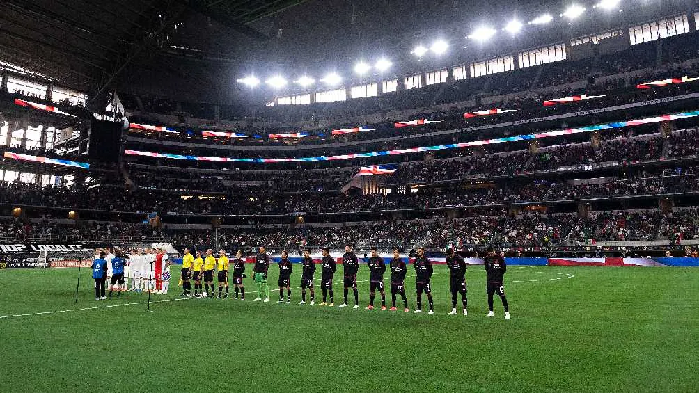 Selección Mexicana jugando partido amistoso en el AT&amp;T Stadium