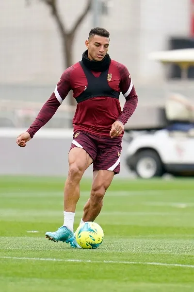 TWITTER: @SevillaFC_ENG Diego Carlos en entrenamiento con el Sevilla