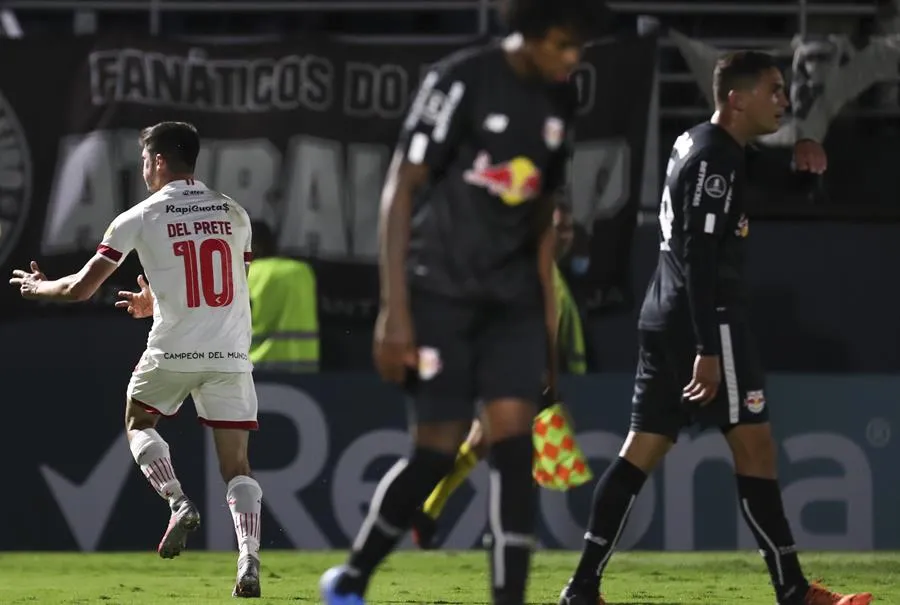 Gustavo del Prete festejando un gol con Estudiantes