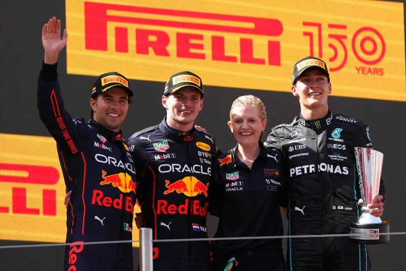 AP Sergio Perez, Max Verstappen y George Russell