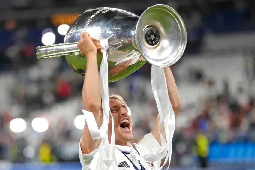 AP Luka Modric con la Orejona tras el título