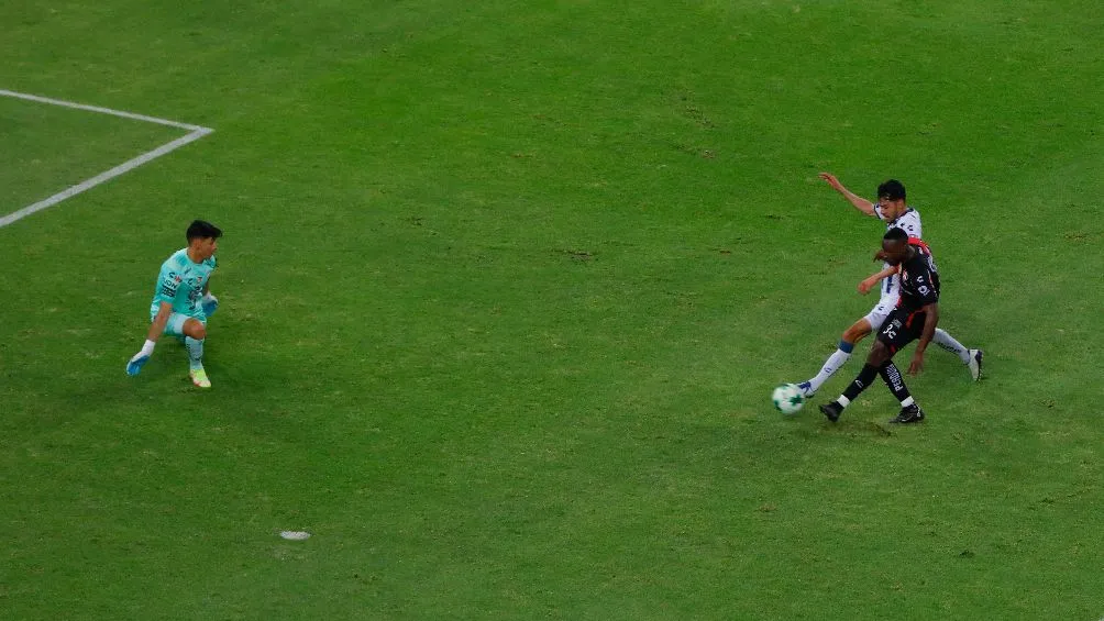 Julián Quiñones fue el hombre fundamental de la delantera