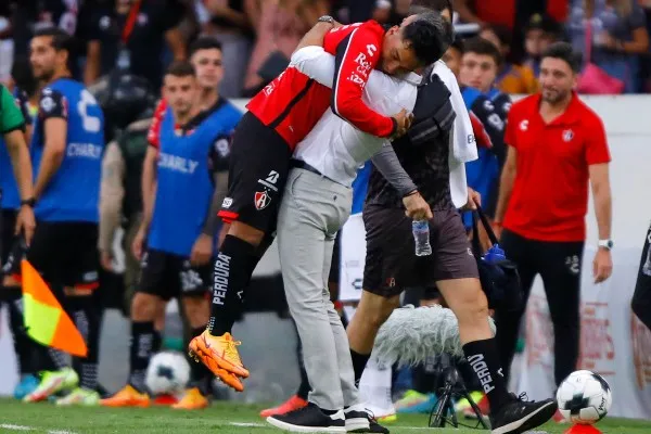 Cocca abraza a Jairo Torres durante partido