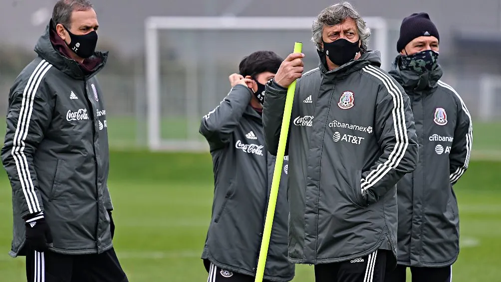 Los auxiliares del Tri en uno de los juegos amistosos