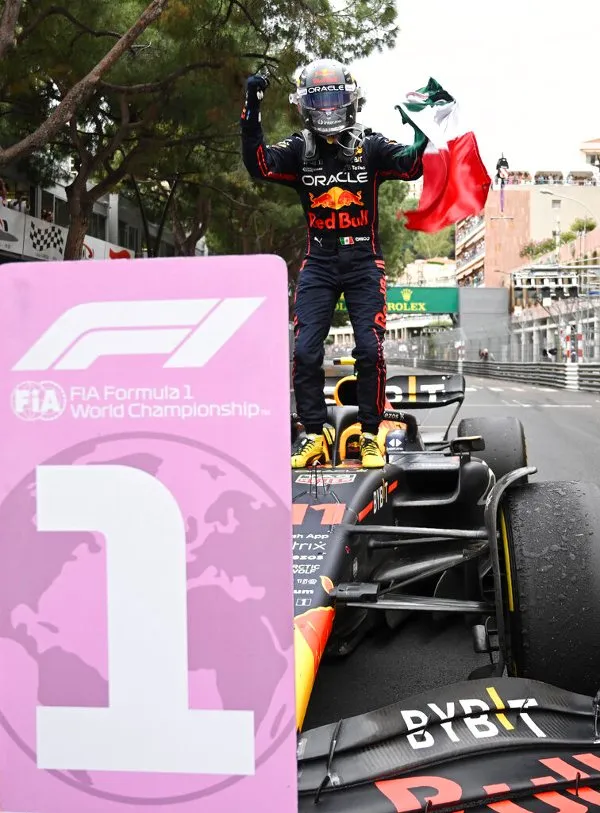 Checo Pérez se levanta sobre el monoplaza en el GP de Mónaco