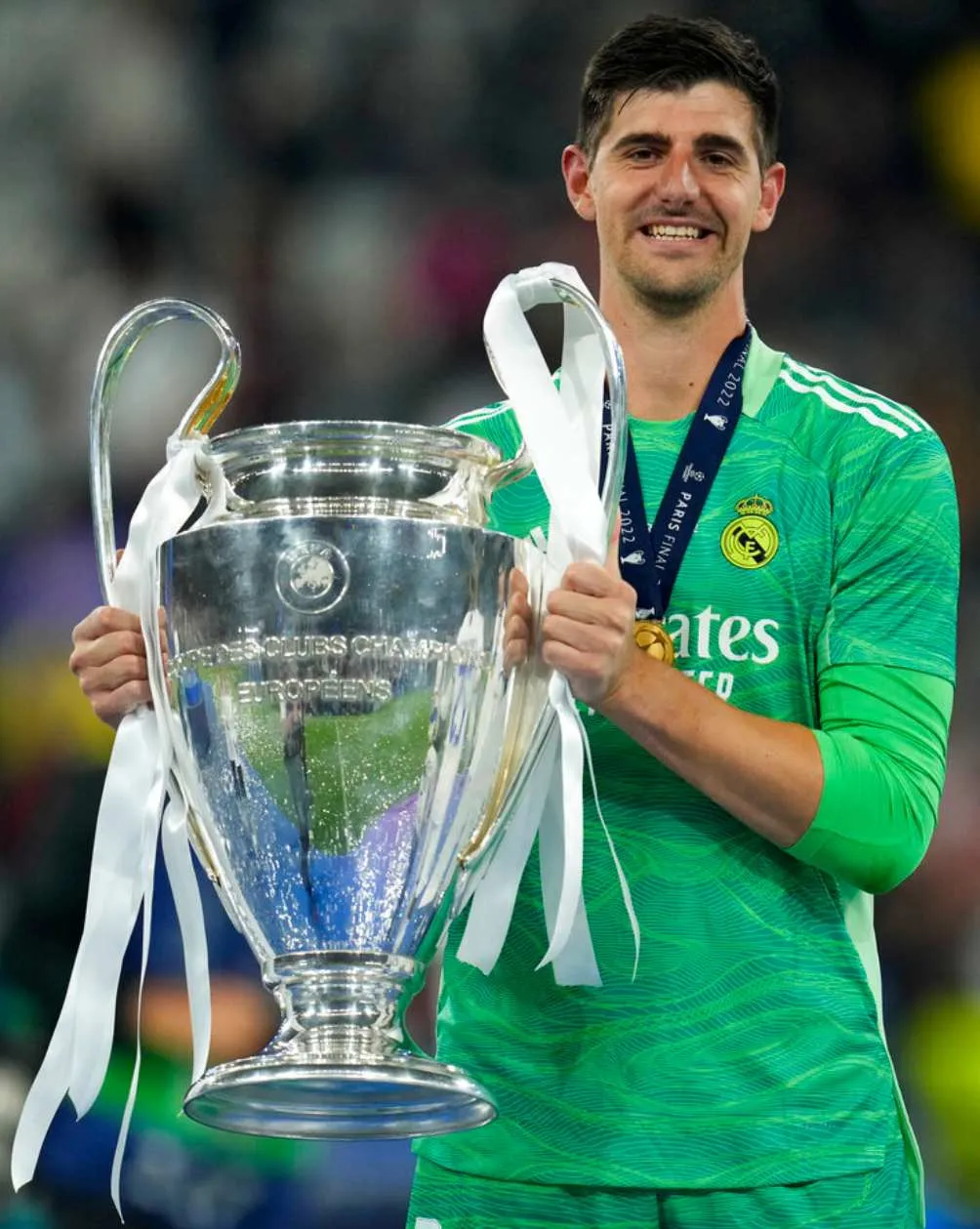 AP La foto de Courtois con el trofeo de la Champions League