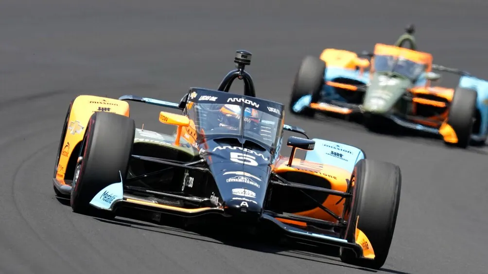 Pato O'Ward corriendo las 500 Millas de Indianápolis