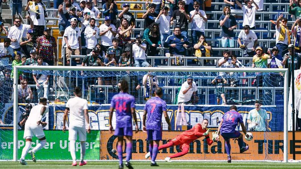 Chicharito fallando penalti ante Austin FC