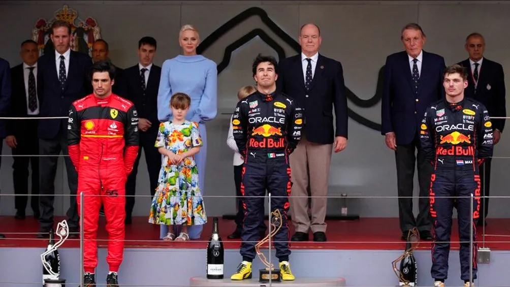Checo Pérez en el podio del GP de Mónaco junto a Verstappen y Sainz