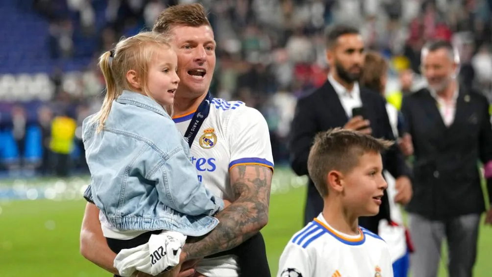 Toni Kroos junto a su hijo León