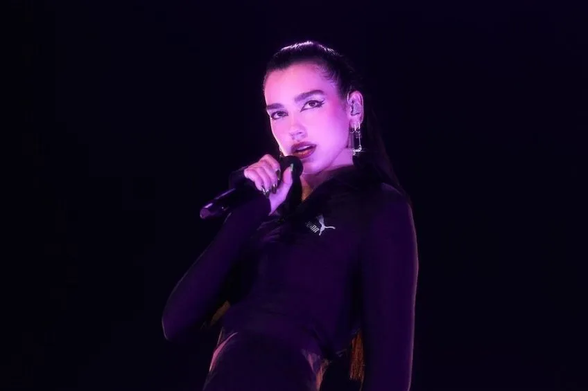 Dua Lipa durante un concierto