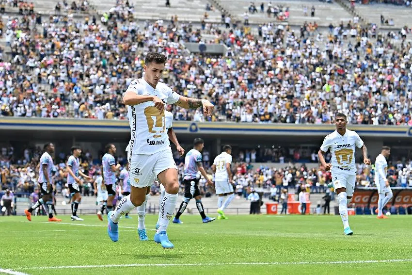 Juan Ignacio Dinenno celebrando un gol con Pumas