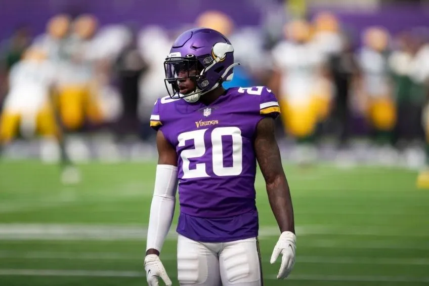 Jeff Gladney durante un partido de los Vikings