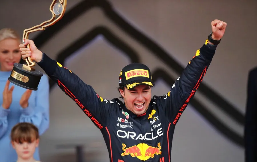 Checo al ganar el GP de Mónaco