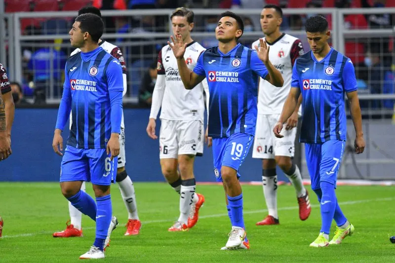 Erik Lira, Carlos Rodríguez y Uriel Antuna en festejo de gol