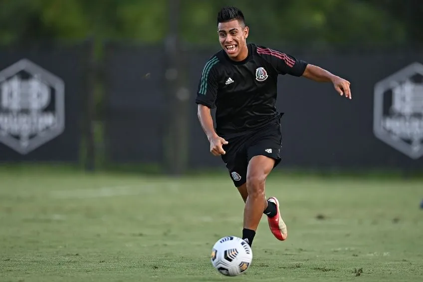 Efraín Álvarez entrenando con la Selección Mexicana
