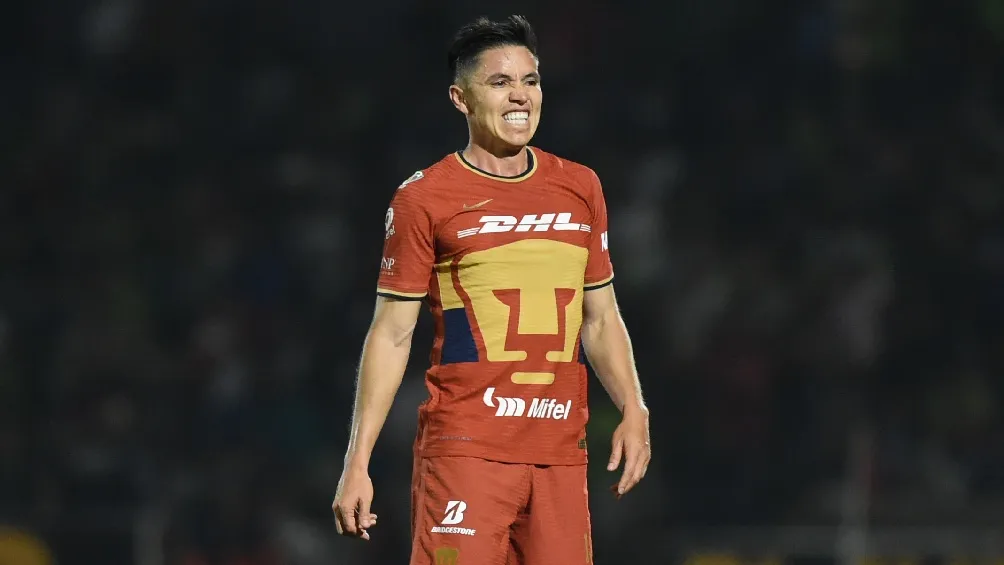 Efraín Velarde jugando partido en la Liga MX con los Pumas