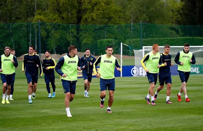 Jugadores de Ucrania en entrenamiento