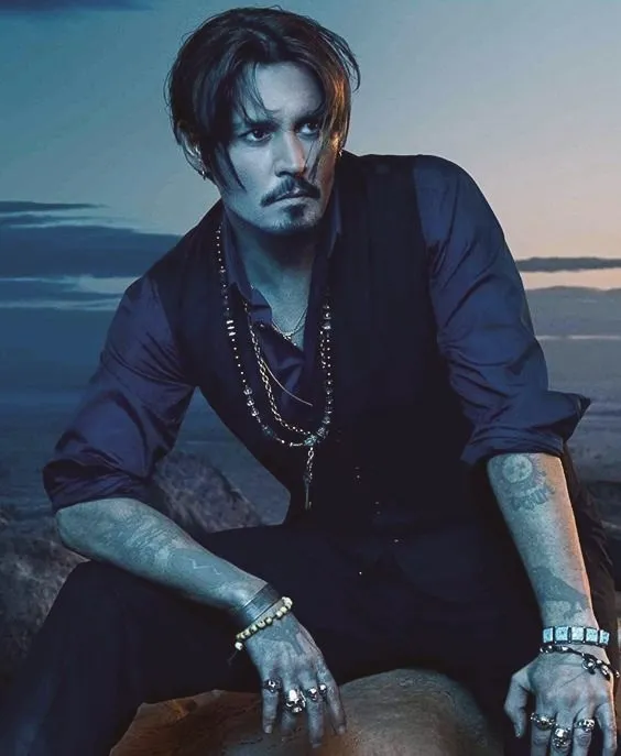 Johnny Depp siendo la imagen de Dior Sauvage