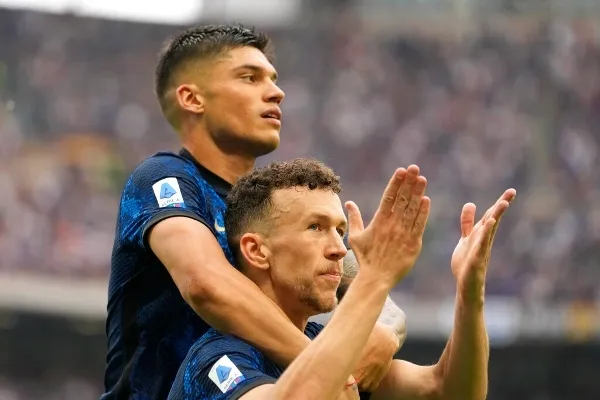 Ivan Perišić celebra con su compañero de equipo Joaquín Correa