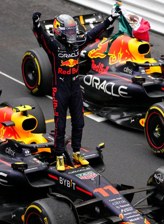 AP Pérez festejando en su bólido