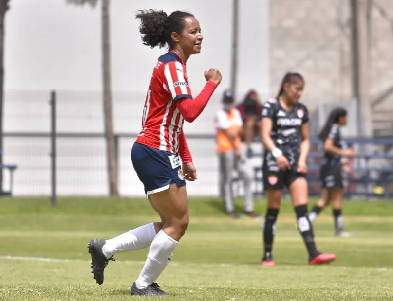 Atzimba Casas festeja una diana