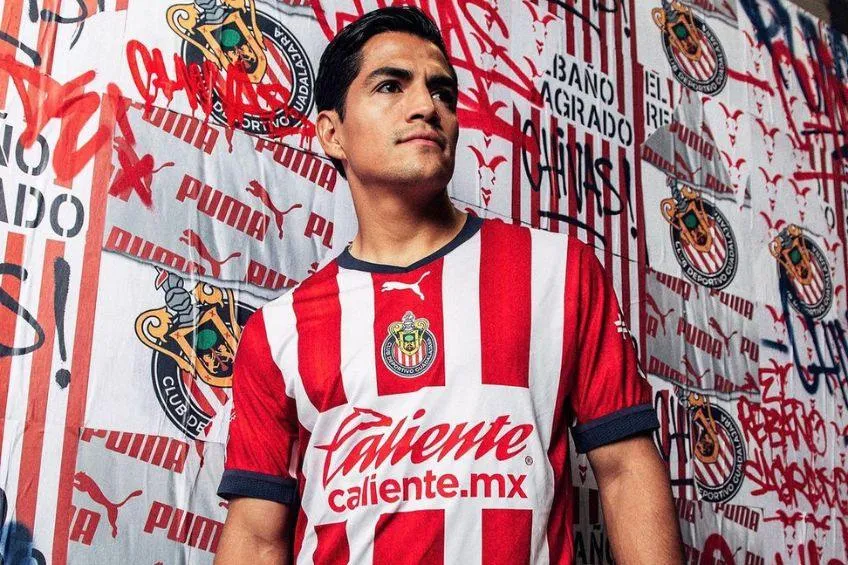 Jesús Sánchez con el nuevo jersey de Chivas