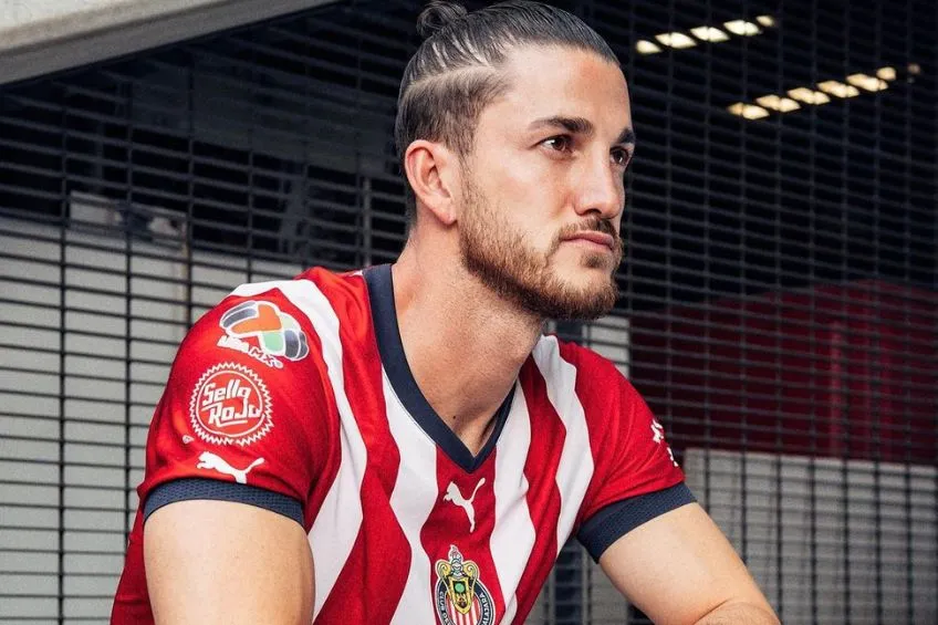 Hiram Mier con el nuevo jersey de Chivas