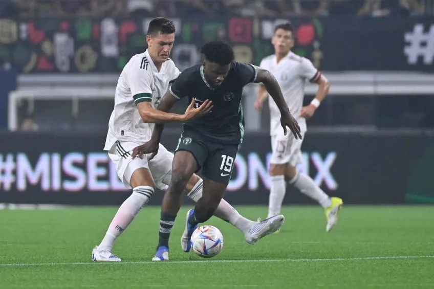 César Montes durante un partido de México