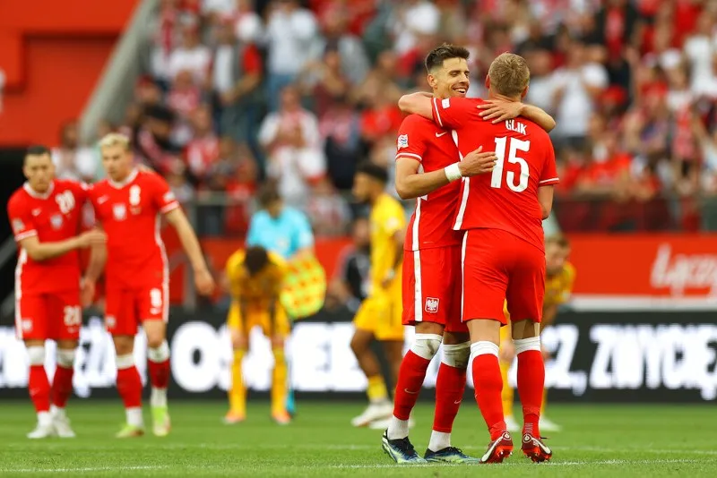 Jugadores de Polonia celebran triunfo sobre Gales