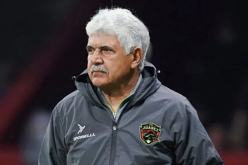 Tuca Ferretti durante un partido de Juárez FC