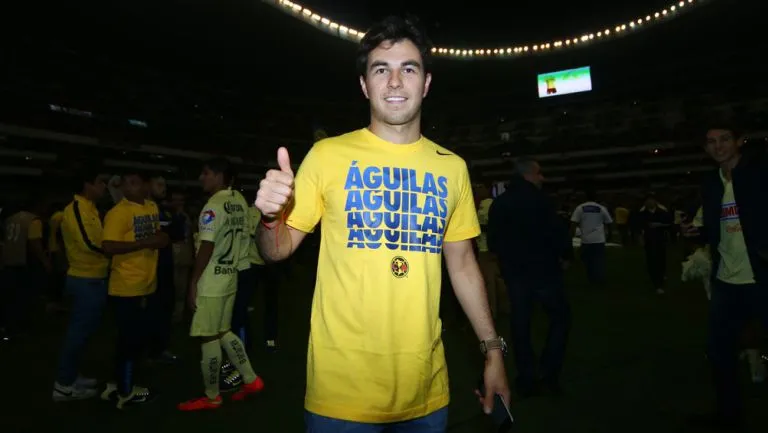 Checo Pérez posa con la camiseta del América