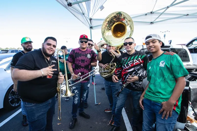 MIGUEL PONTÓN Aficionados ambientando previo al partido del Tri