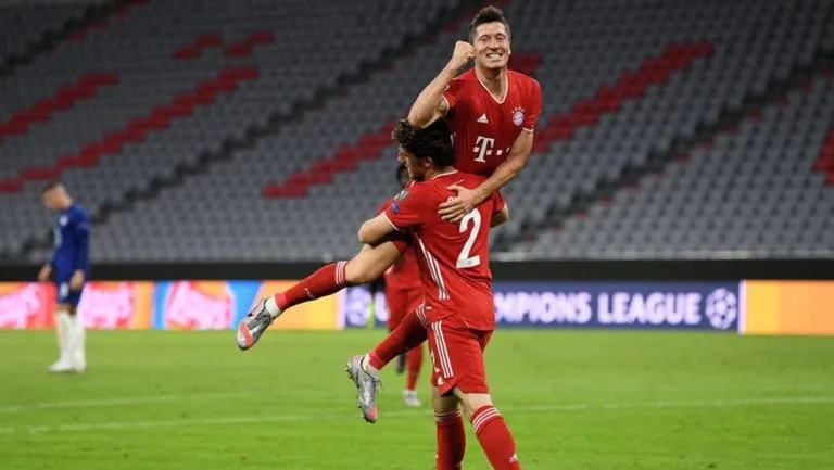 Lewandowski y Odriozola festejando el cuarto gol