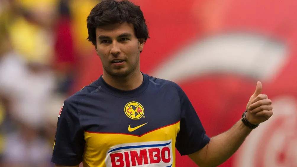 Checo Pérez posa con la camiseta del América
