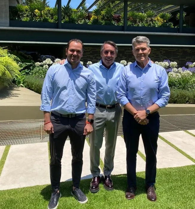 Azcárraga posa junto a Iñárritu y Baños