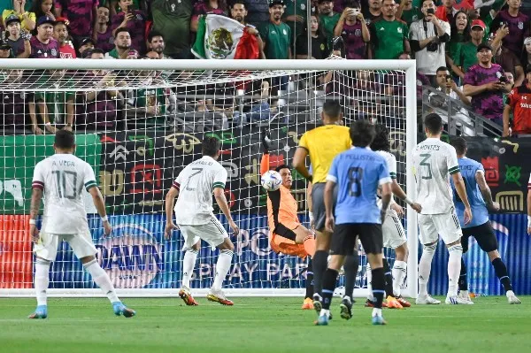 IMAGO7 Uruguay anota a México en partido Amistoso en Glendale, Arizona