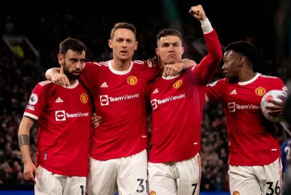 TWITTER @Cristiano CR7 junto sus compañeros del United