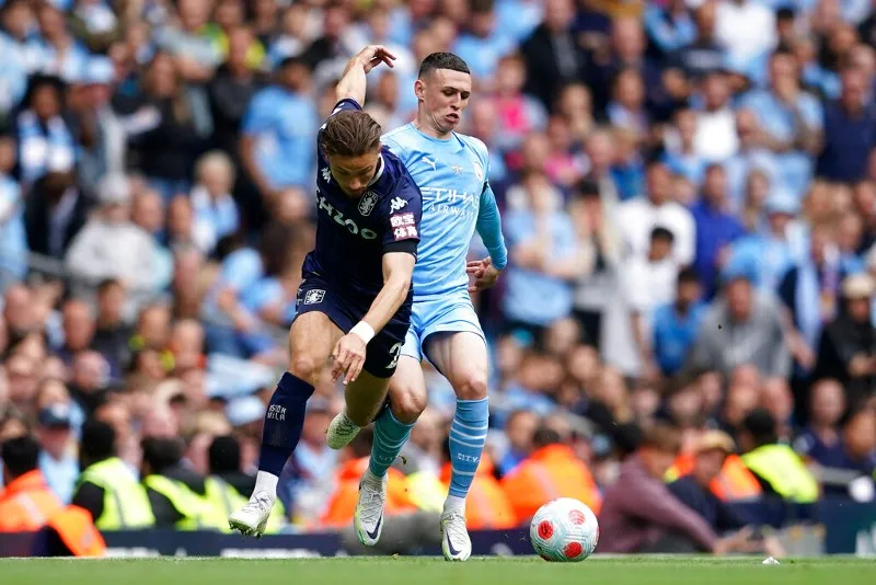 Phil Foden del Manchester City contra Matty Cash