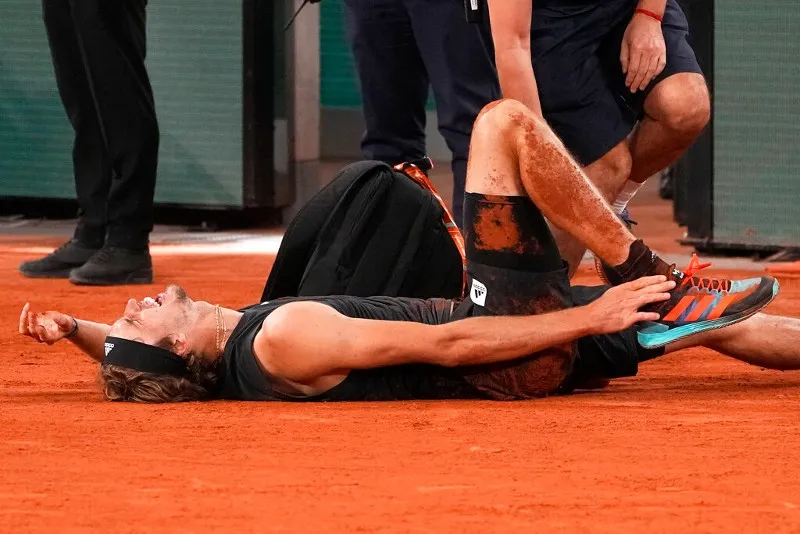 Alexander Zverev con dolor después de lastimarse el tobillo