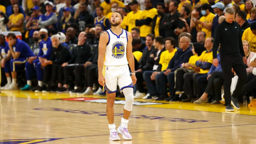 Stephen Curry jugando la Final entre Celtics y Warriors