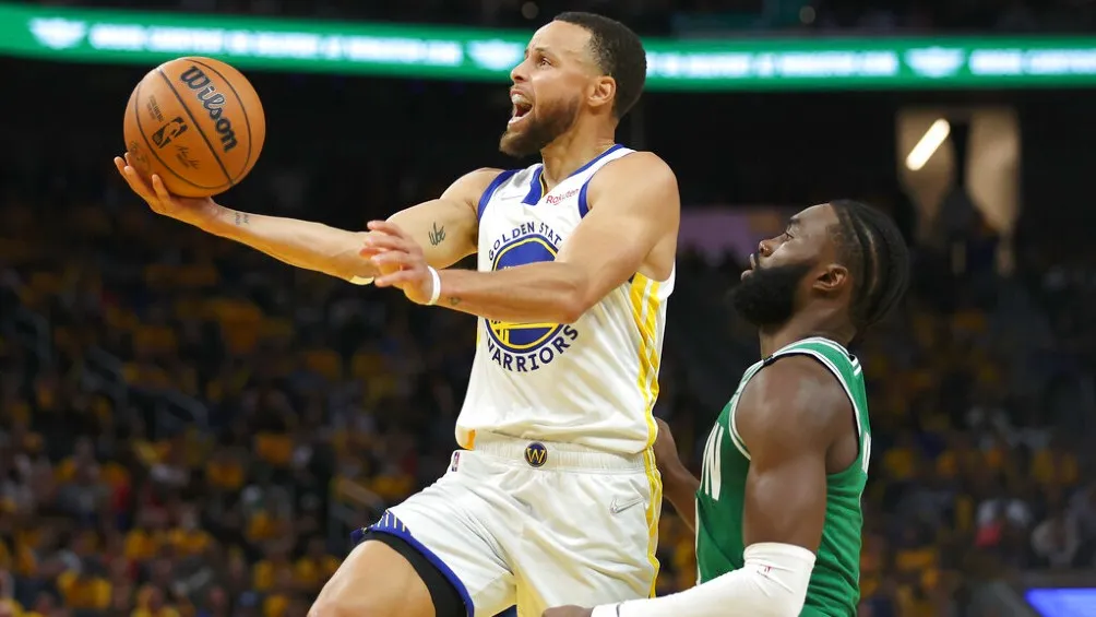 Stephen Curry jugando la Final entre Celtics y Warriors