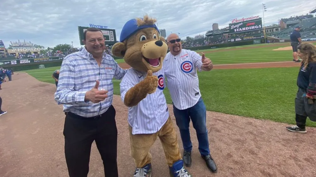 TWITTER | @CHICAGOCUBS Enrique Bermúdez posó junto a Antonio de Valdés y 'Clark'