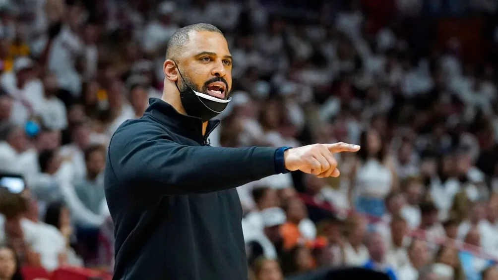 Ime Udoka dirigiendo a los Celtics en las Finales ante Warriors