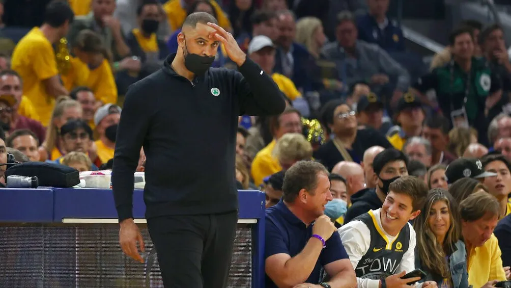 Ime Udoka dirigiendo a los Celtics en las Finales ante Warriors