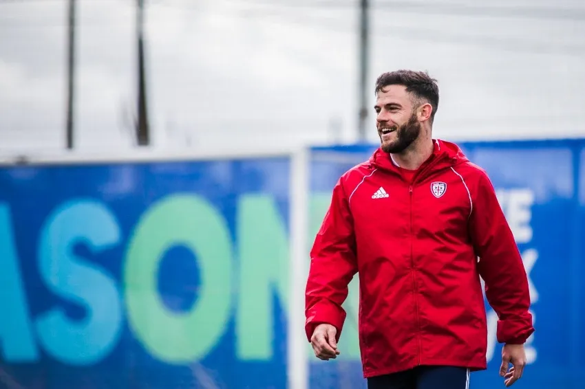 Nahitan Nández en un entrenamiento con Cagliari de Italia