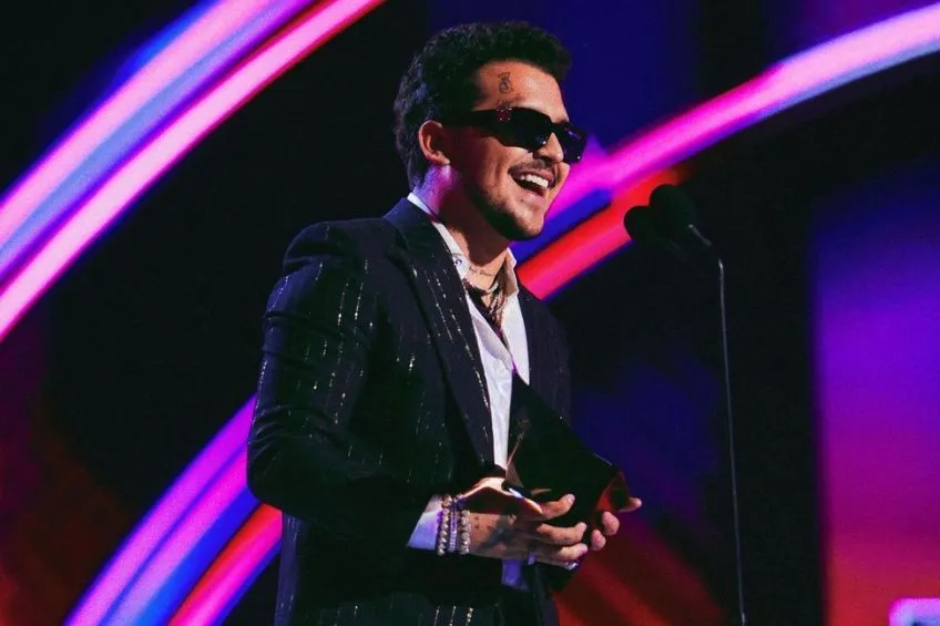 Christian Nodal recibiendo un premio