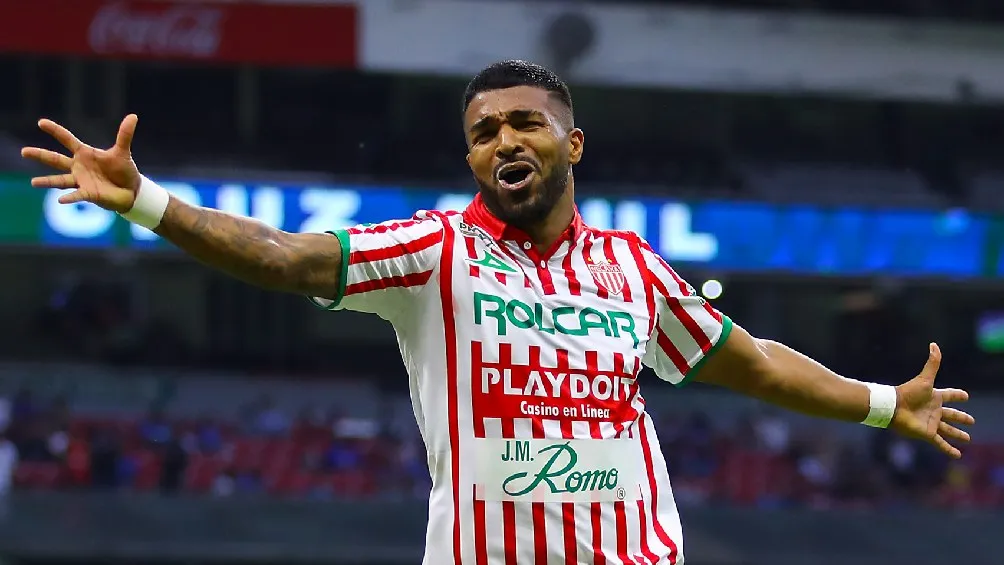Rodrigo Aguirre festejando gol con Necaxa en partido de Liga MX