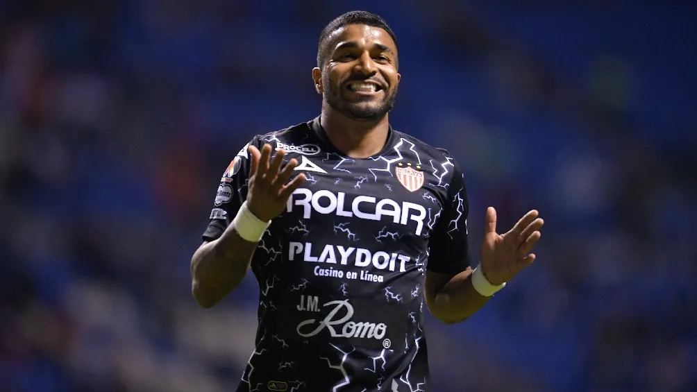 Rodrigo Aguirre jugando partido en la Liga MX con Necaxa